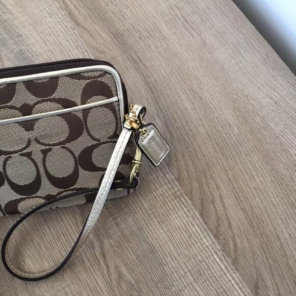 Coach Signature Brown Jacquard Wristlet with Yellow Floral Accent EUC - Picture 5 of 9